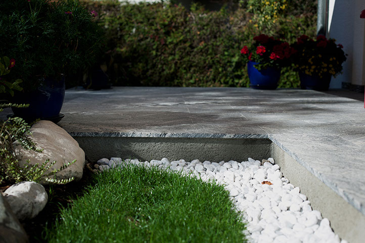 Außenanlage in JUPARANA CHIN,
geflammte Oberfläche