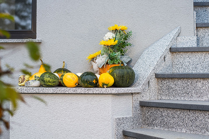 Gewendelte Außenstiege in PADANG DARK, geflammte und CRYSTALL GREY, polierte Oberfläche