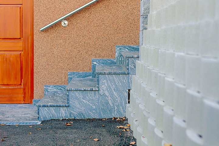 Außenanlage in JUPARANA CHIN,
geflammte, polierte Oberfläche