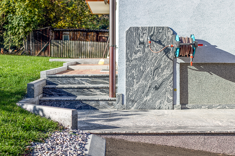 Außenanlage in JUPARANA CHIN,
geflammte, polierte Oberfläche