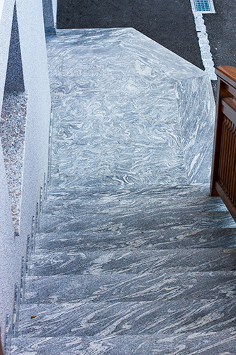 Außenanlage in JUPARANA CHIN,
geflammte, polierte Oberfläche