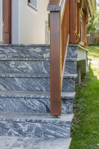 Außenanlage in JUPARANA CHIN,
geflammte, polierte Oberfläche