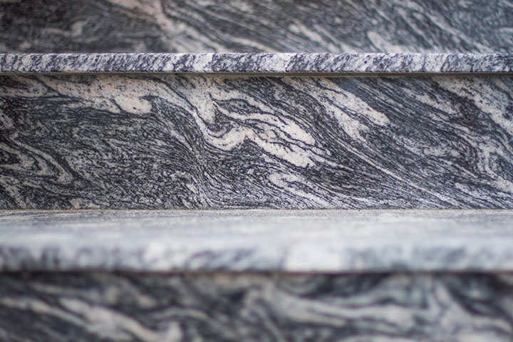 Außenanlage in JUPARANA CHIN,
geflammte, polierte Oberfläche