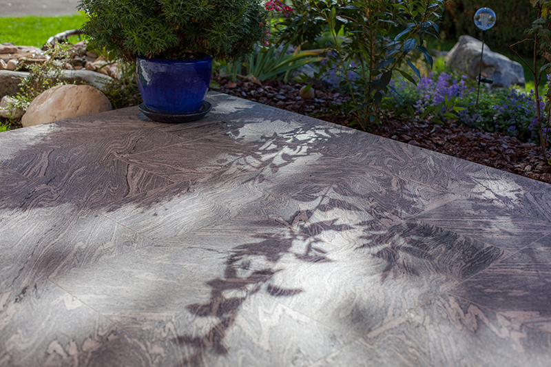 Außenanlage in JUPARANA CHIN,
geflammte Oberfläche