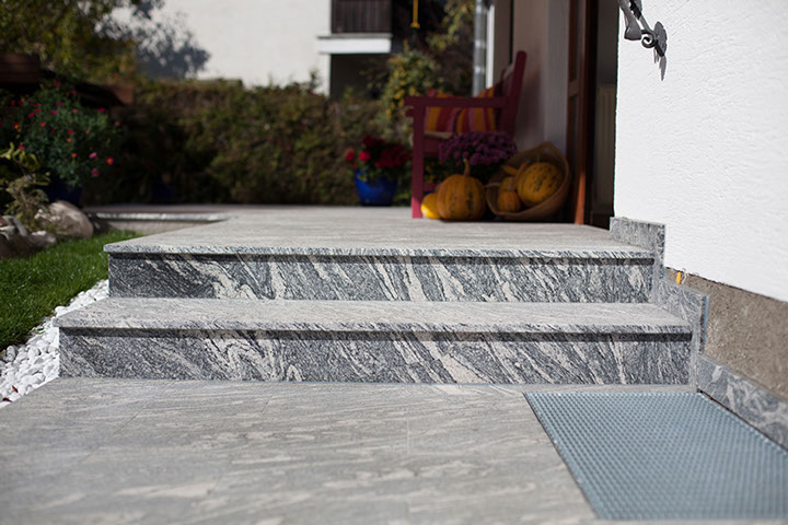 Außenanlage in JUPARANA CHIN,
geflammte Oberfläche