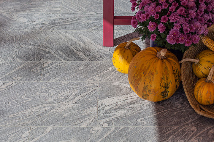 Außenanlage in JUPARANA CHIN,
geflammte Oberfläche