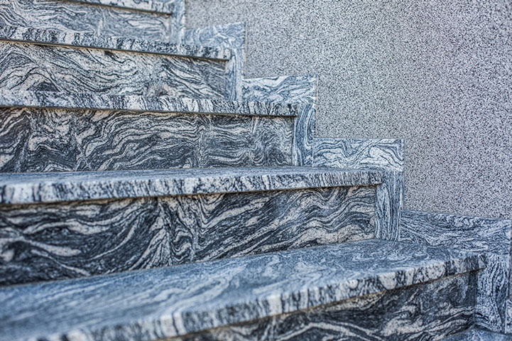 Außenanlage in JUPARANA CHIN,
geflammte Oberfläche