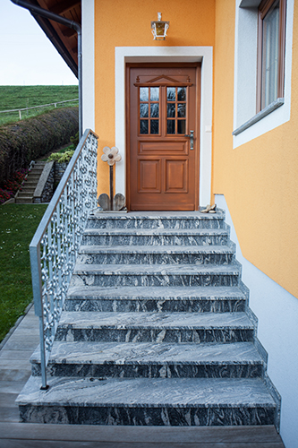 Außenanlage in JUPARANA CHIN,
geflammte Oberfläche