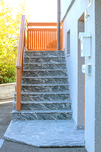 Außenanlage in JUPARANA CHIN,
geflammte, polierte Oberfläche