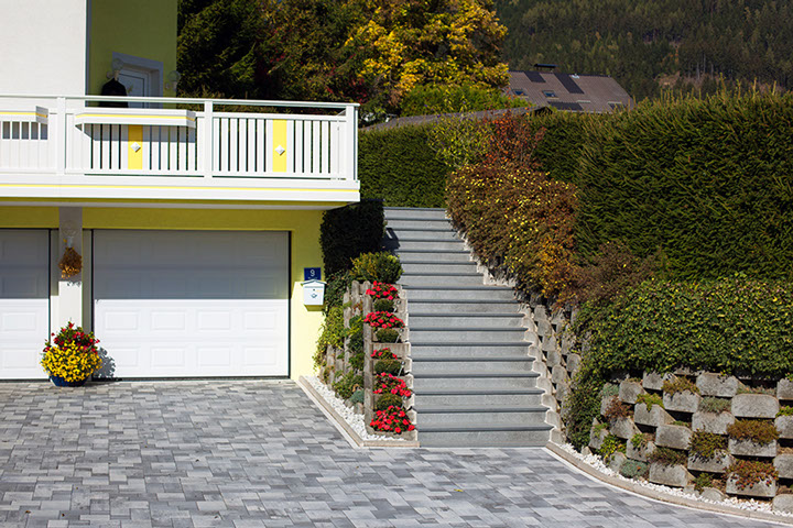 Außenanlage in PADANG DARK,
geflammte Oberfläche