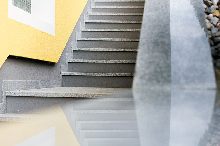 Außenstiege in CRYSTALL GREY
geflammte und polierte Oberfläche