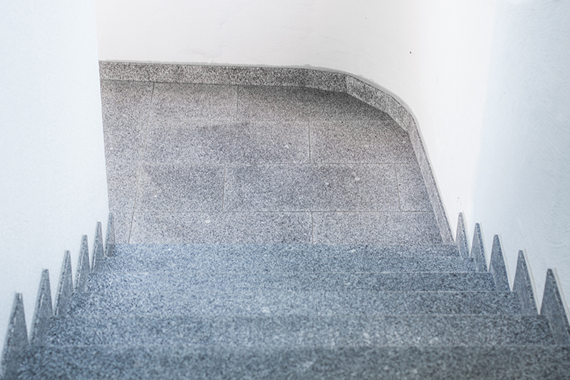 Außenstiege in CRYSTALL GREY,
geflammte Oberfläche, Rundstabprofil