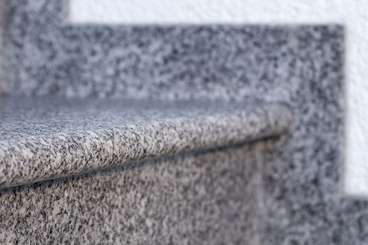 Außenstiege in CRYSTALL GREY,
geflammte Oberfläche, Rundstabprofil