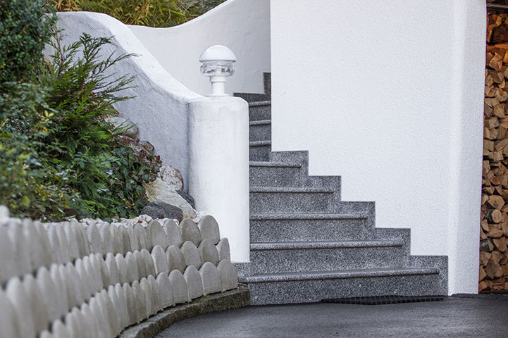 Außenstiege in CRYSTALL GREY,
geflammte Oberfläche, Rundstabprofil