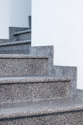 Außenstiege in CRYSTALL GREY,
geflammte Oberfläche, Rundstabprofil