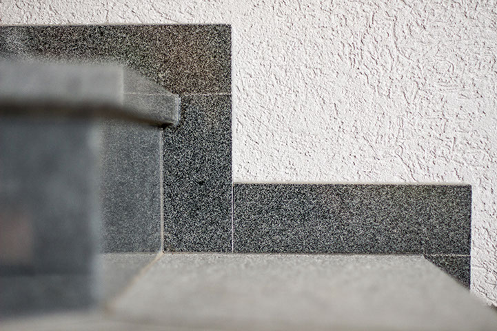 
Außenstiege in PADANG DARK,
gebürstete Oberfläche und Setzstufe in polierter Ausführung