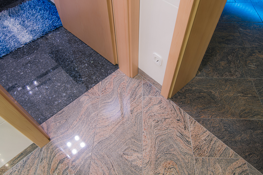 Drei Räume verschieden verlegt LABRADOR HELL, JUPARANA COLOMBO und PARADISO BASH