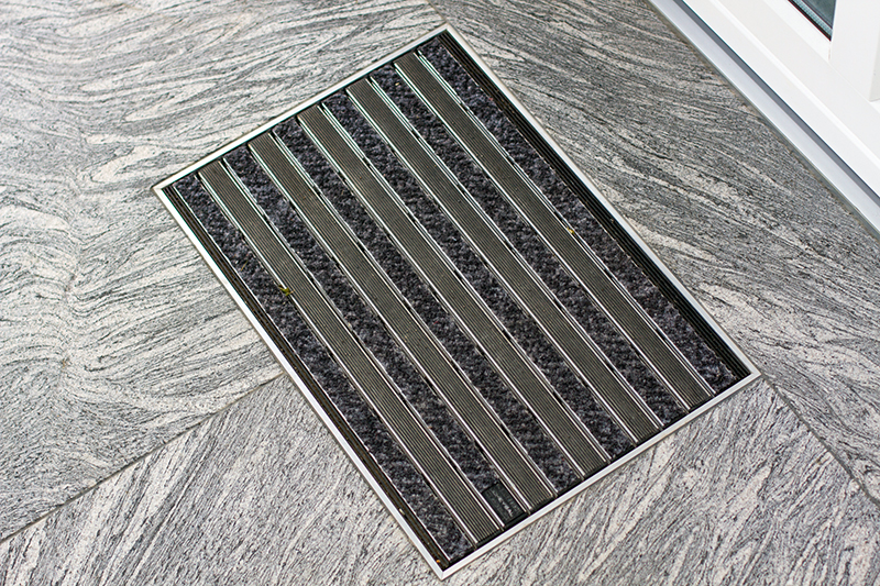 Freitragende Außenstiege in JUPARANA CHIN,
geflammte Oberfläche