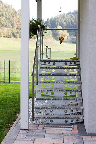 Freitragende Außenstiege in JUPARANA CHIN,
geflammte Oberfläche