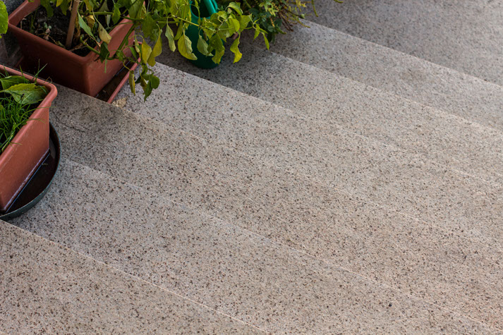 Außenstiege in GOLDEN LEAF,
geflammte Oberfläche