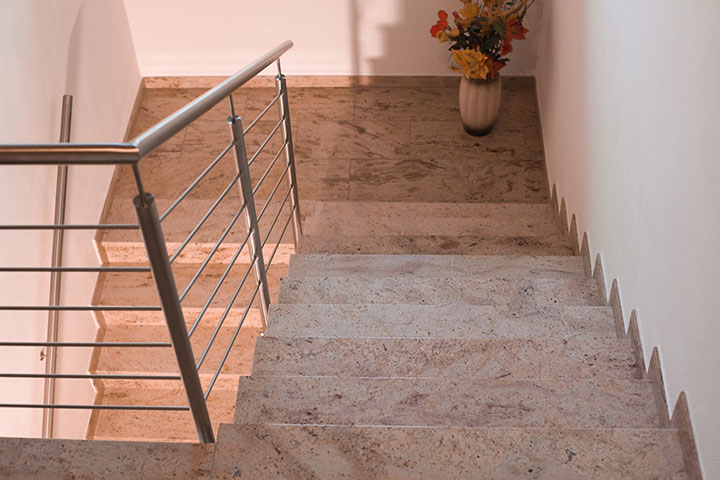 Innenstiege in SHIVAKASHI,
polierte Oberfläche