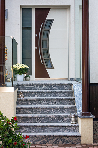 Terasse und Außenstiege in JUPARANA CHIN,
geflammte Oberfläche