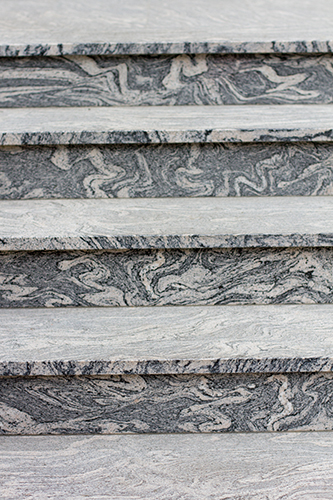 Terasse und Außenstiege in JUPARANA CHIN,
geflammte Oberfläche